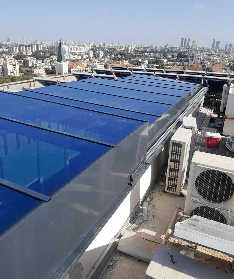 מבט לאורך מערכת הסקיילייט במידות 4 × 14 מטר